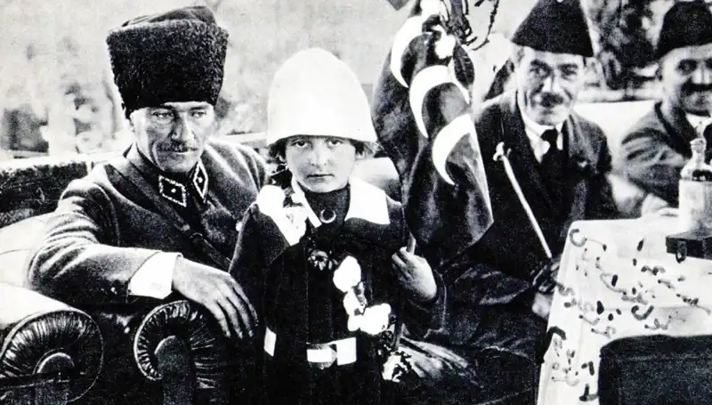 O Şapkanın Altında Gizlenen Bayram: Unutulmaz Fotoğrafın Hikayesi