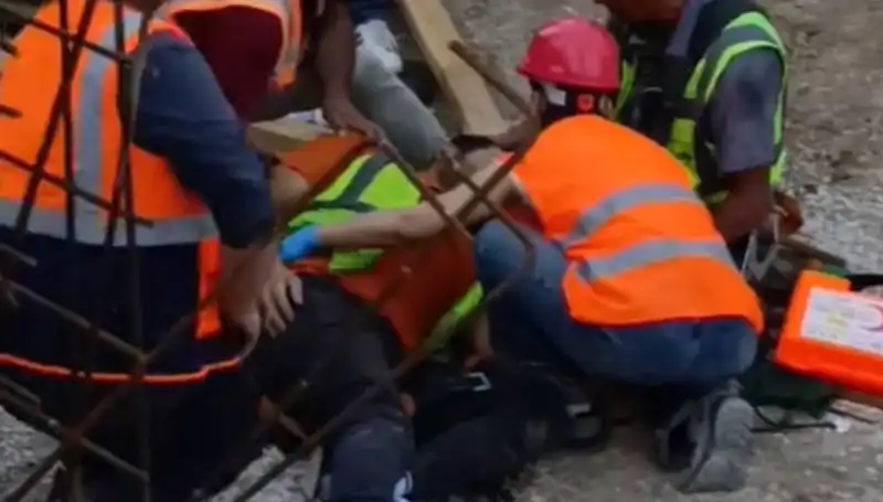 Adana'da İnşaat Kazası: İki İşçi Hastaneye Kaldırıldı!