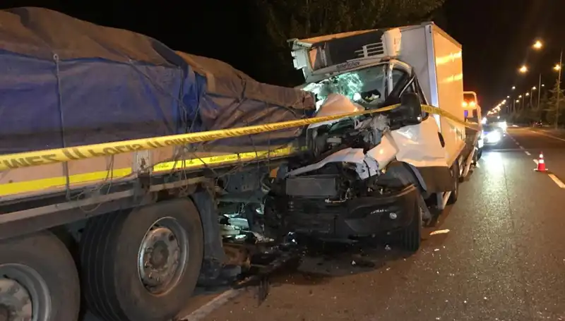 Park Halindeki Tıra Arkadan Çarpan Kamyonetin Kaza Anı! 1 Ölü, 1 Yaralı