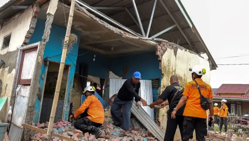 Endonezya'daki Şiddetli Deprem: 5,7 Büyüklüğünde Bir Sarsıntının Sonuçları