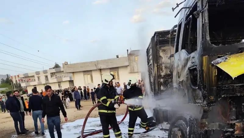 Park Halindeki İki TIR Hızla Alev Alev Yandı: Olayın Ardındaki Gizem Ne?