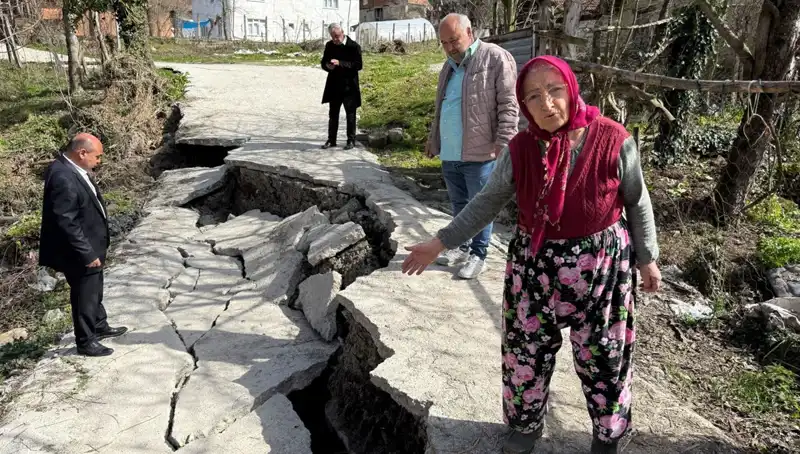 130 Haneyi Tehdit Eden Heyelan: Mahalle Yolu Çöktü!