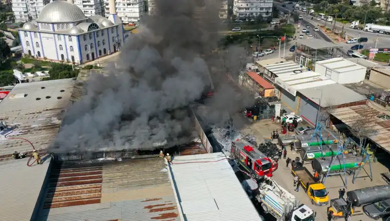 İzmir’de Oto Lastikçide Yangın: Büyük Paniğe Neden Oldu!