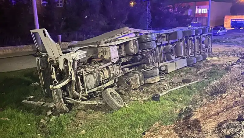TIR Kazası: Devrilen Araçla 6 Kişi Yaralandı, Acil Yardım Çalışmaları Başladı
