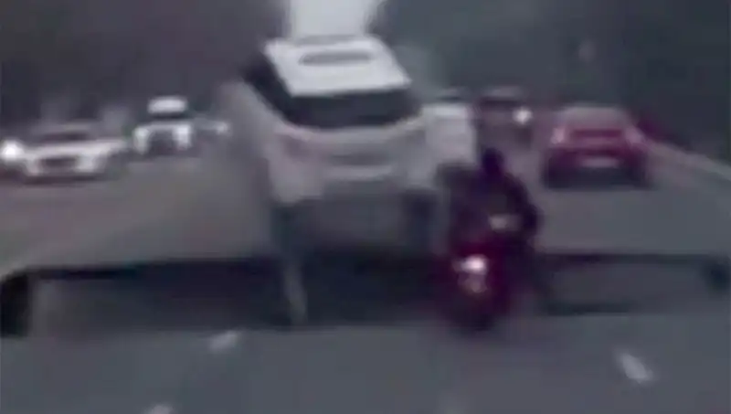 Güney Kore Otoyolunda Dev Çukur: Motosiklet Düşerken Hayatları Tehlikeye Girdi