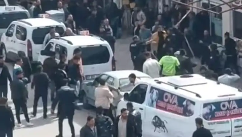 Erciş'te Taşlı ve Sopalı Kavga: 7 Kişi Gözaltına Alındı, Olay Dehşete Düşürdü