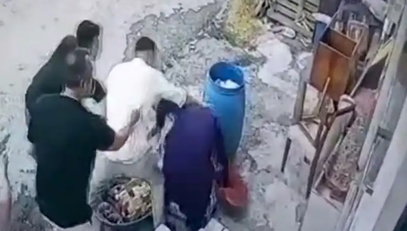Başakşehir'de Bidon Kavgası: Baba ve Oğul 58 Yaşındaki Kadını Darbetti