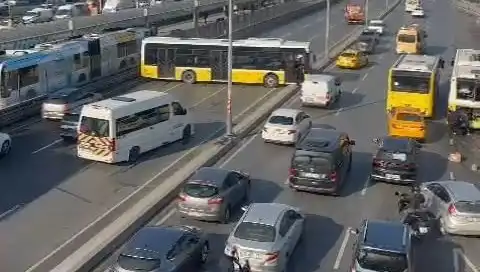 İstanbul'da Trafiği Kilitleyen İETT Otobüsü Kazasında Neler Yaşandı?