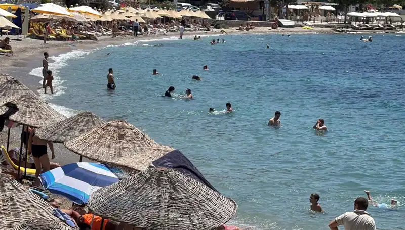 Sıcak Havanın Etkisi: Plajlar Dolup Taşarken Sıcaklık 36 Dereceyi Buldu