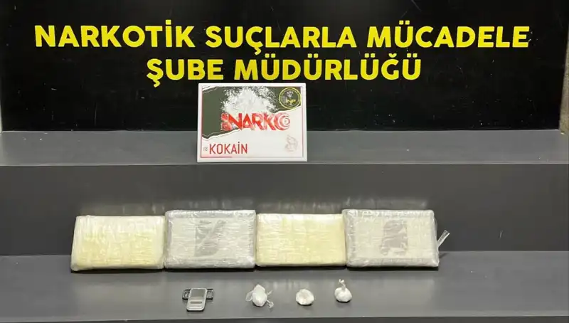 İzmir'de Büyük Uyuşturucu Operasyonu: 20 Gözaltı, Tonlarca Madde Ele Geçirildi