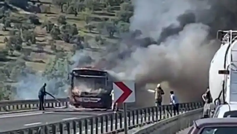 İzmir'de Korkutan Yangın: Belediye Otobüsü Alev Alev Yandı