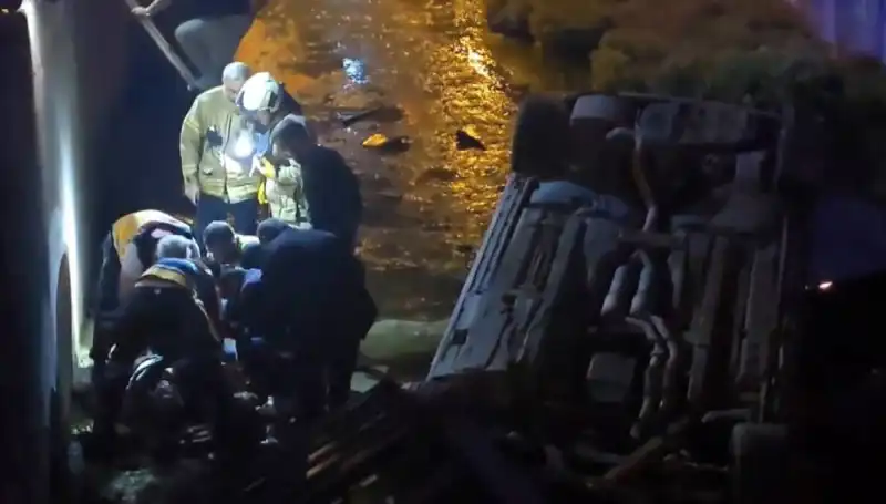 Yaralı Yolda Bırakıldı, İtfaiye Ekipleri Kaza Sonrası Müdahale Etti