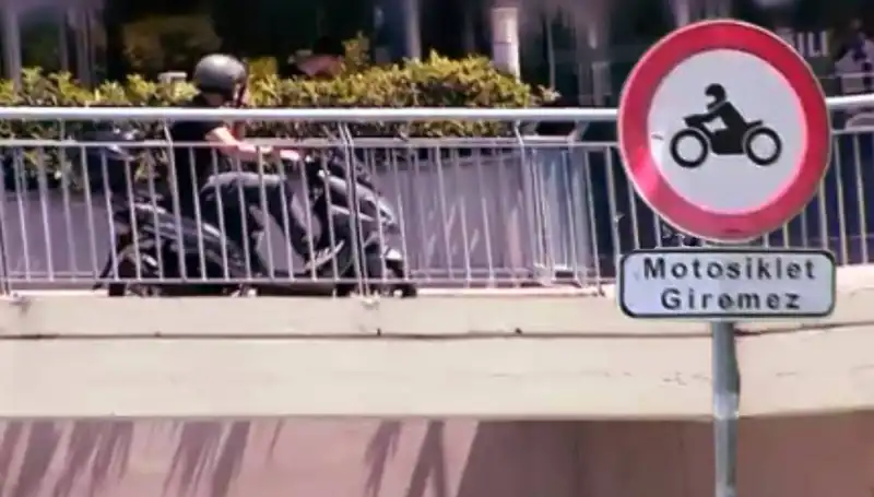Motokuryeler, Üst Geçitleri Ele Geçirdi: Şehir Trafiği Tehlikede!