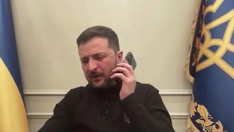 Zelenski, Macron'un Telefonuyla Basın Toplantısını Kesintiye Uğrattı