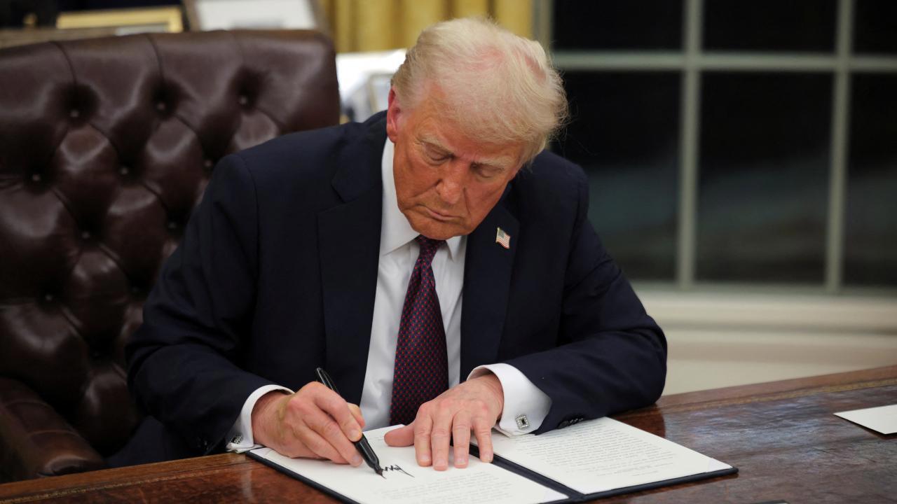 Trump kararnameler imzaladı!