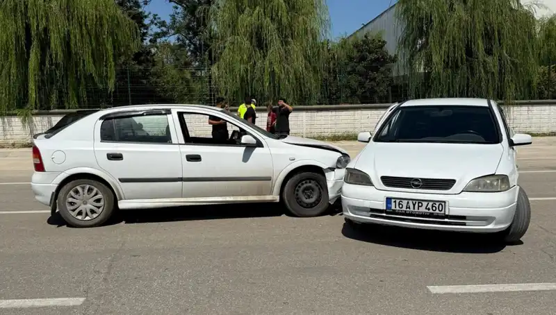İki Otomobil Çarpıştı: Kaza Sonrası Yaralanmalar ve Olayın Detayları