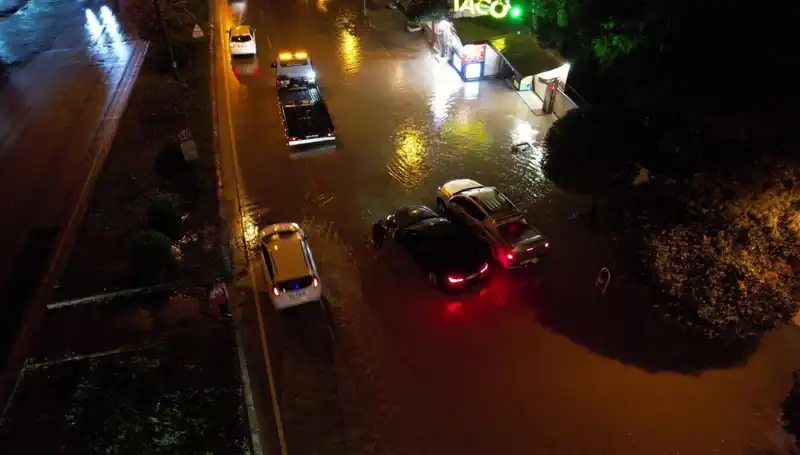 Adana’da Sağanak Yağış Alarmı: Cadde ve Yolları Felç Etti
