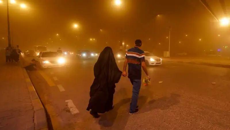 Irak'taki Kum Fırtınası Hayatı Durma Noktasına Getirdi: Havalimanları Kapatıldı