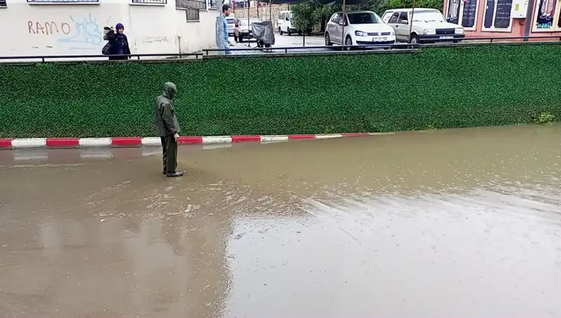 Aydın'da Şiddetli Sağanak: Alt Geçidi Basan Sular Şehri Felç Etti!