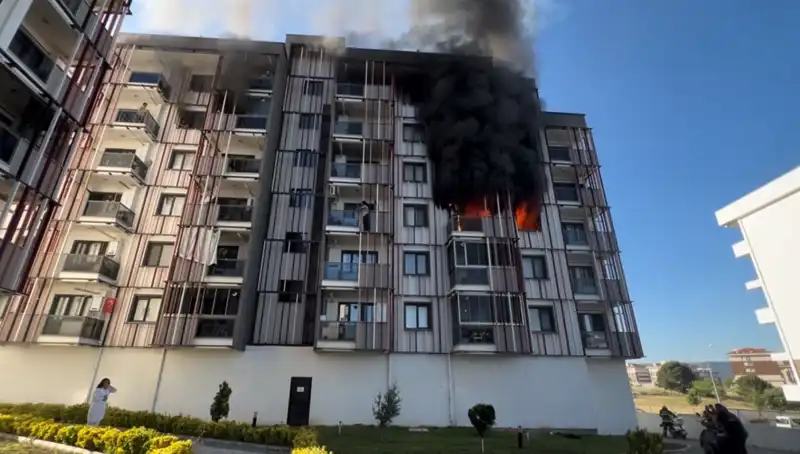 Çanakkale'de Yangın Panik Yaratıyor: Gece Yarısı Korku Dolu Anlar