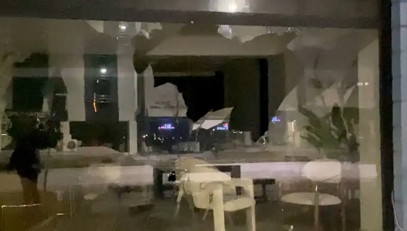 Mobilya Mağazasına Taşlı Saldırı: Müşteriler ve Çalışanlar Şokta!