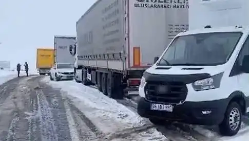 Kars-Ardahan Karayolunda Kar Yağışı Sebebiyle TIR'lar Kara Saplandı!