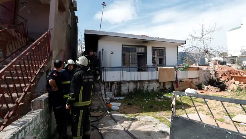 Antalya'da Gecekondu Yangını: Mahalleyi Saran Korkutucu Alevler