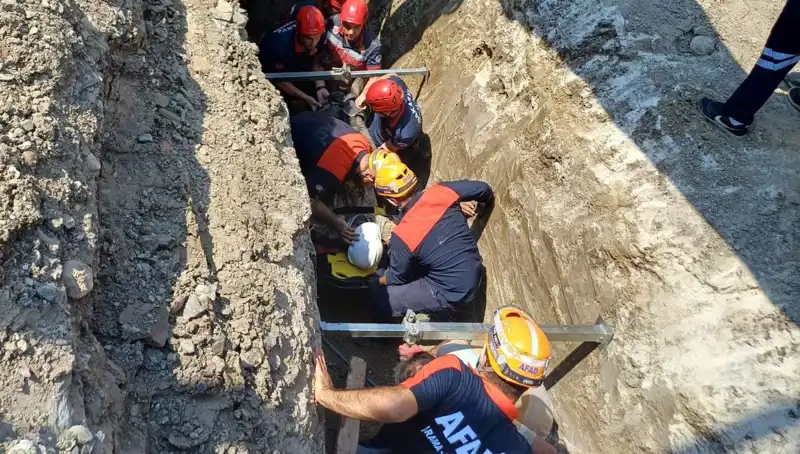 Kurtarma Ekipleri Göçük Altındaki İşçiyi Sağ Salim Kurtardı