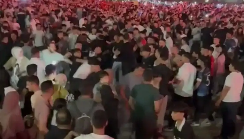 Korkunç Anlar: Konser Alanında Bıçaklı Kavga, Üç Kişi Yaralandı