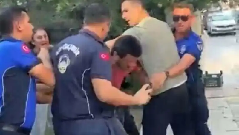 Sokak Ortasında Seyyar Satıcıya Zabıta Dayak Attı, Olay Büyüdü!