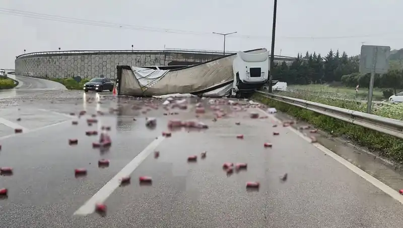 TIR Kazasında Yüzlerce Şişe İçki Yola Saçıldı, Olay Yerinde Fırtına Gibi!