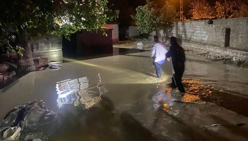 20 Dakikalık Yağış Sel Felaketi Yarattı: Evler Tehlikede!