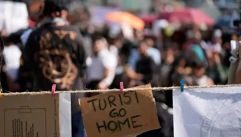Meksika'da Turist Akınına Tepki: Yerel Halk Evlerini Koruyor