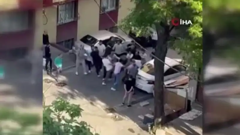 Kapıları Zorlayan Madde Bağımlısına Sokak Ortasında Meydan Dayanağı