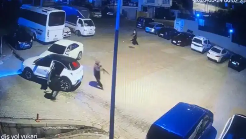 Kağıthane'de Kalaşnikoflu Saldırı: Maskeli Suçluların Dehşet Anları