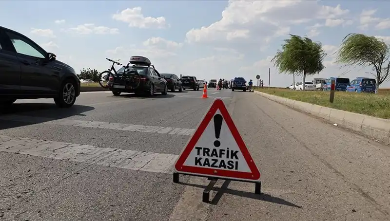 Adana'da Trafik Kazası: Kamyon ve Otomobil Çarpıştı, Ölüm ve Yaralı Var