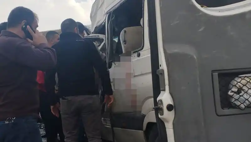 Van'da Minibüs ve Kamyonet Çarpıştı: Can Kaybı ve Yaralılar