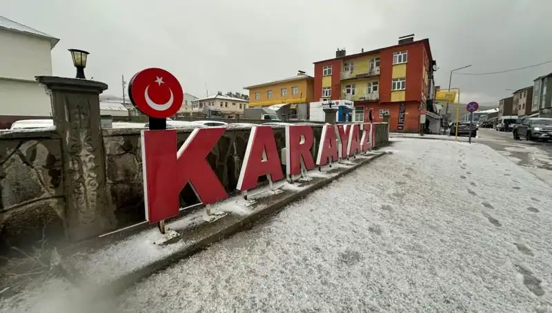 Temmuzda Beyaz İhtişam: Sürücüler Beklenmedik Kar Yağışıyla Yolda Kaldı