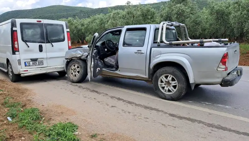Bursa’da Minibüs ve Kamyonetin Çarpışması: İki Kişi Yaralandı!