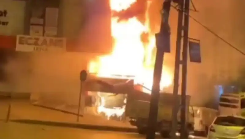 Başakşehir’deki İş Merkezinde Korkutan Yangın: İlk Bilgiler Geldi