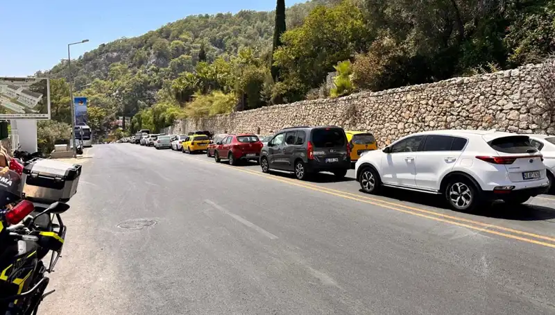 Fethiye-Ölüdeniz Yolu'nda Tatilci Yoğunluğu: Üç Kilometrelik Kuyruk Sorunu