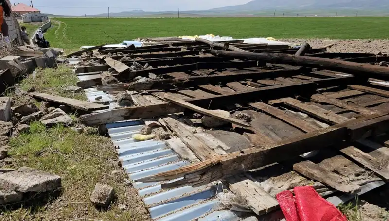 Bitlis’i Vuran Şiddetli Fırtına: Çatılar Havada Uçuştu!