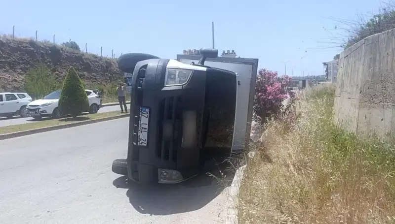 Hafif Ticari Araçla Çarpışan Kamyonet Devrildi: Feci Kaza Detayları