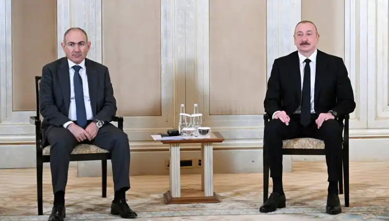 Aliyev ve Paşinyan, Barışı Sağlamak İçin Abu Dabi'de Bir Araya Geldi