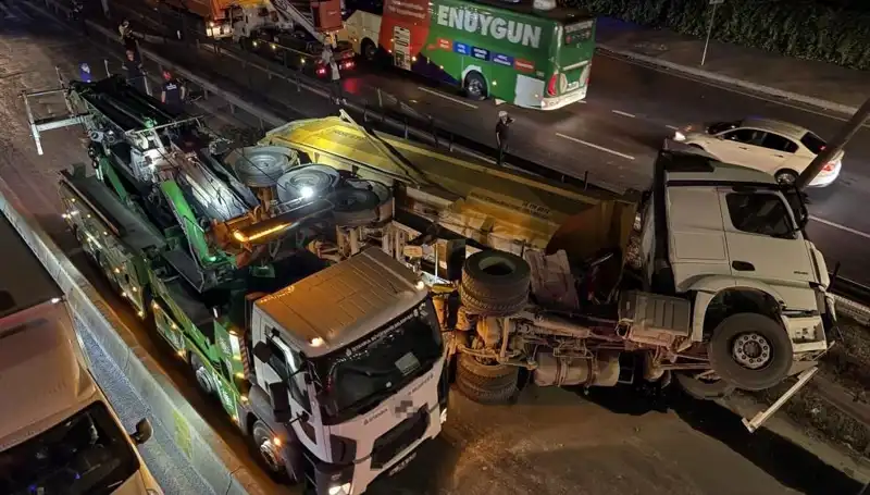 Moloz Yüklü Hafriyat Kamyonu Devrildi: Şehirde Kaos Ortaya Çıktı
