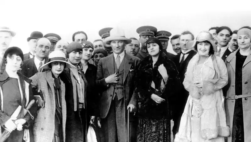 Türkiye'de Kadınlara Seçme Seçilme Hakkı Ne Zaman Verildi? Tarihsel Süreç