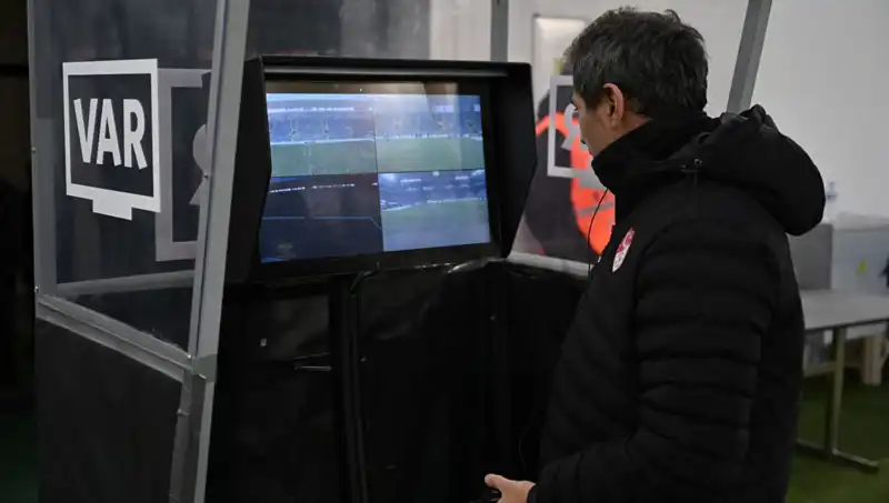 Beşiktaş’ın Mücadelesinde Alman VAR Hakemi Dikkat Çekti