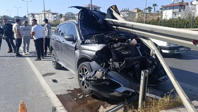 Motosiklet Sürücüsü, Kaza Yapmamak İçin İleri Doğru Bariyerlere Çarptı
