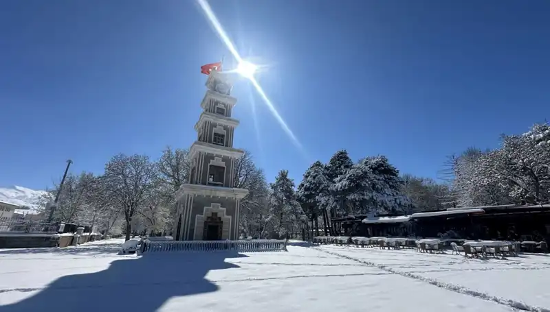 Erzincan'ın Nisan Ayında Güne Karla Uyanması: Mevsim Değişiminin Sıradışı Yüzü