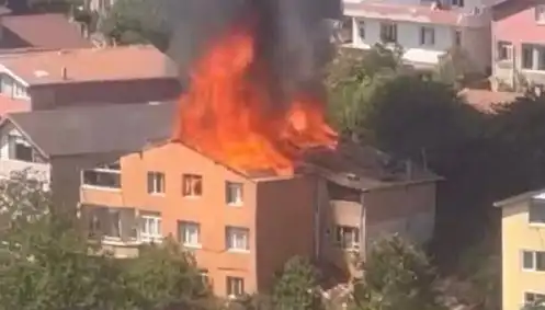 İstanbul'un Kalbinde Yangın Paniği: Dört Kişi Mahsur Kaldı